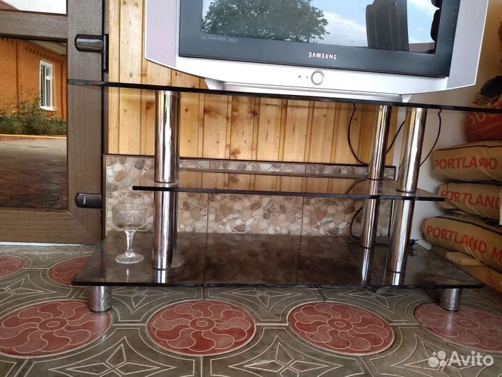 Стеклянная тумба под тв