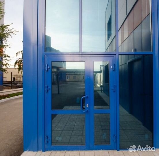 Дверь алюминиевая