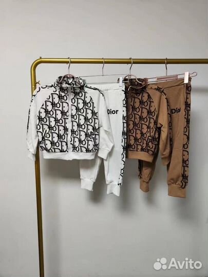 Костюм для девочки. Спортивный. Костюм dior