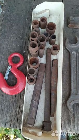 Керосиновая лампа,ключи гаечные,головки под шестиг