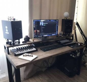 Компьютерный стол в стиле лофт