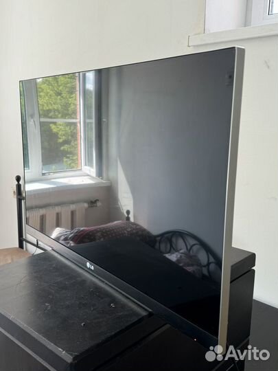 Телевизор LG SMART tv 32LM660T