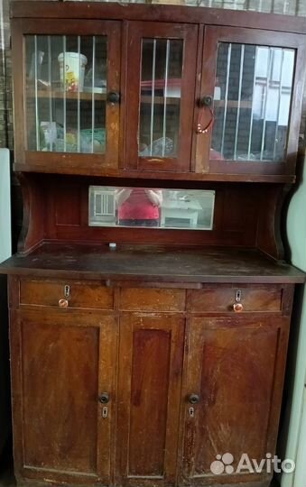 Старинный антикварный шкаф буфет