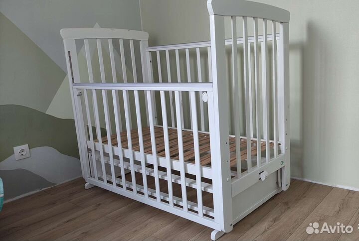 Детская кроватка с маятником