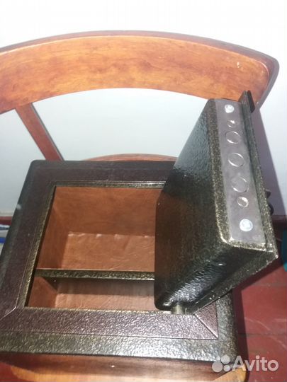 Сейф металлический