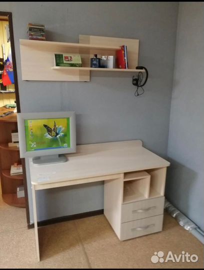 Стол с полкой