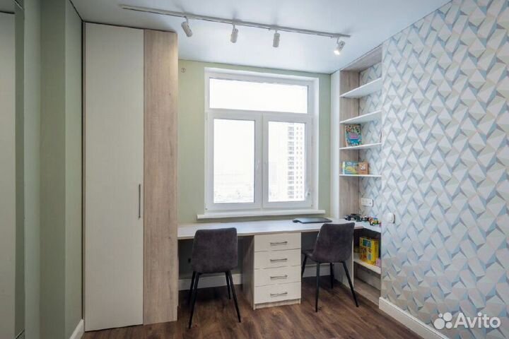 Рабочая зона со шкафом у окна