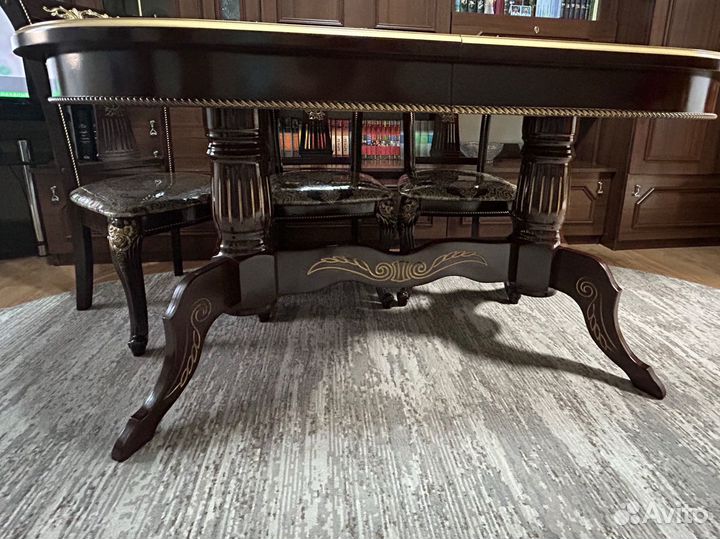 Стол со стульями