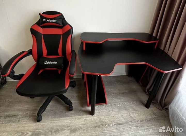 Компьютерное кресло и стол