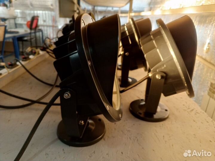 Прожектор фасадный с козырьком D125