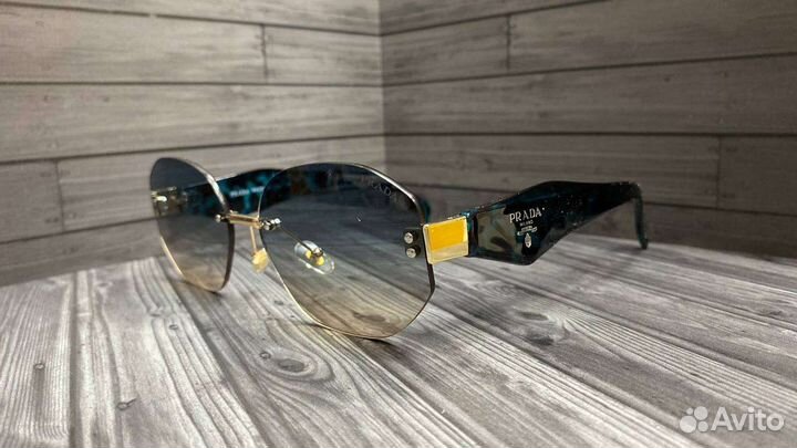 Солнцезащитные очки Prada