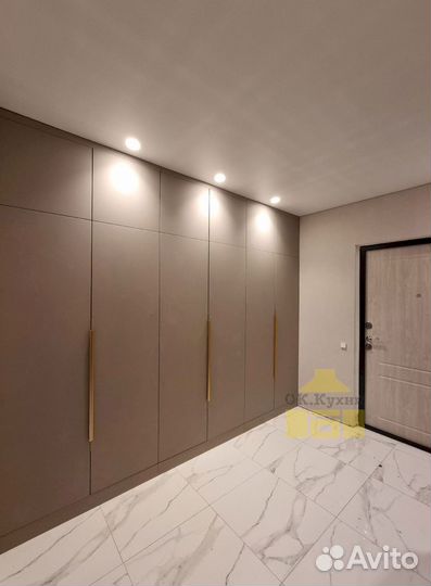 Книжный шкаф