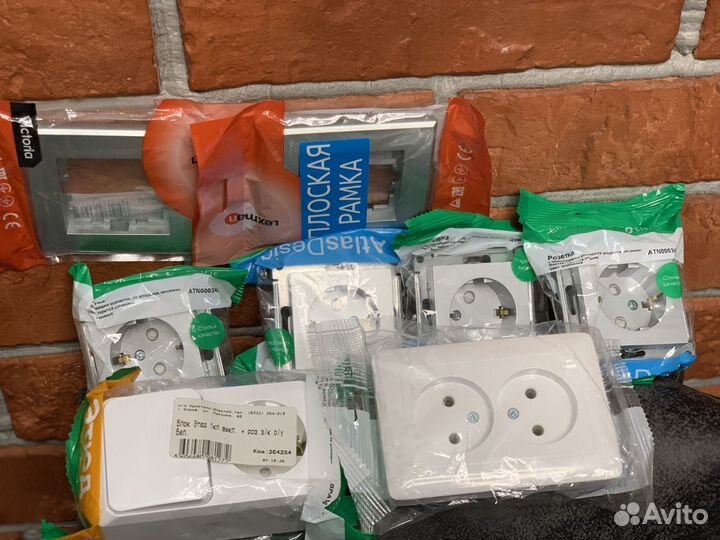 Стильные Розетки в серебристом и белом цвете