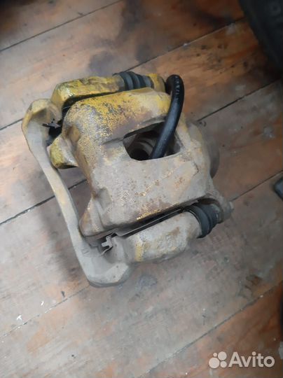 Суппорта передние на Toyota Caldina AZT246W