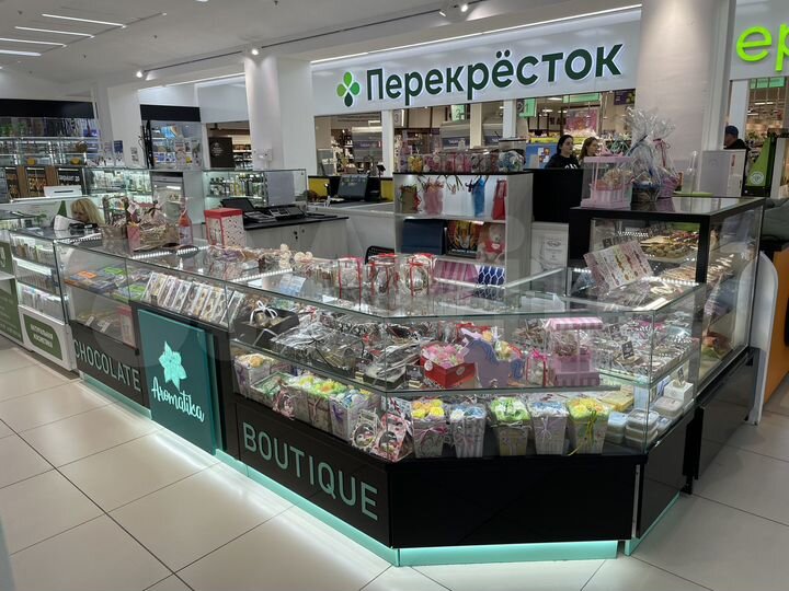 Современный остров из черного глянца