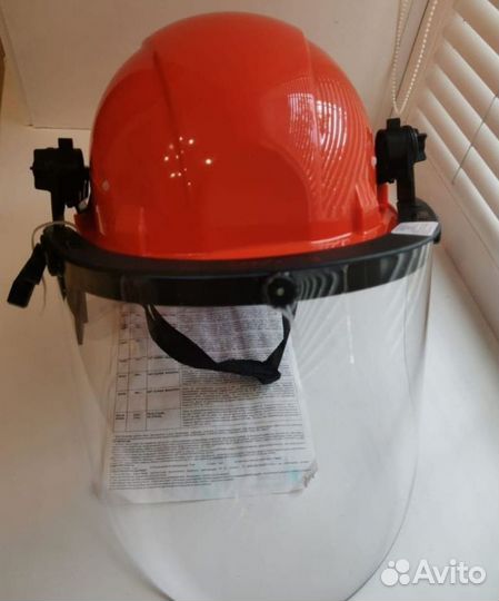 Защитная каска с защитой