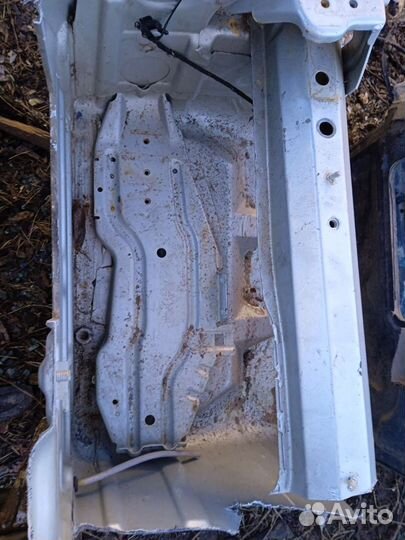 Бмв е39 ниша аккумулятора