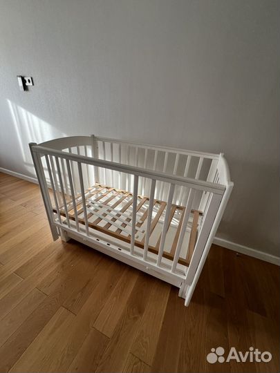 Детская кроватка с продольным маятником