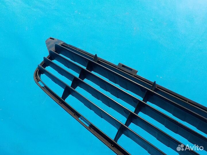 Решетка в бампер центральная toyota Avensis 3 (T27