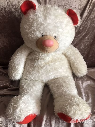 Большой плюшевый медведь