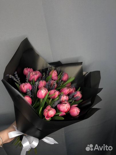 Букет из 21 розового тюльпана с лавандой