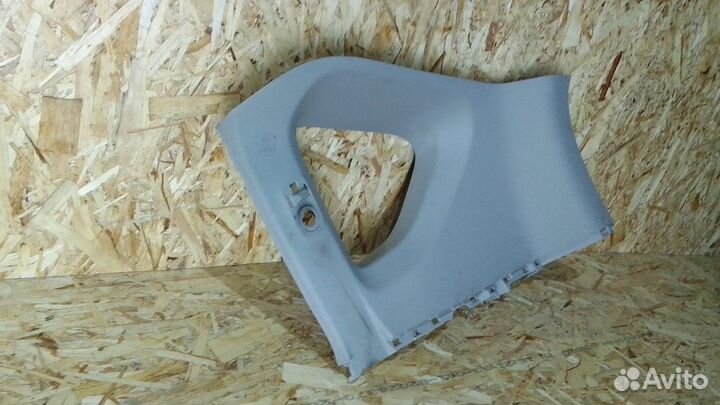 Обшивка задней правой стойки Toyota Rav 4(40)