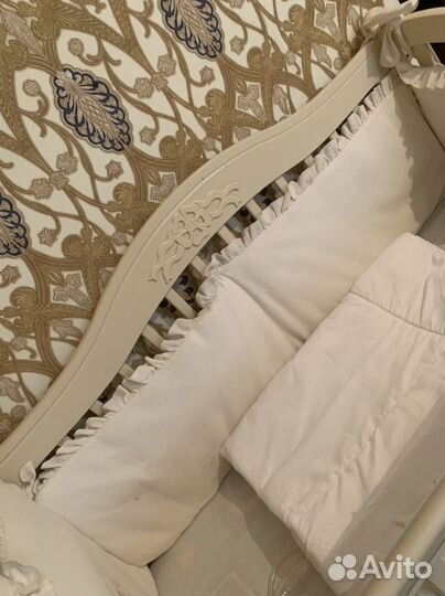 Детская кроватка с маятником