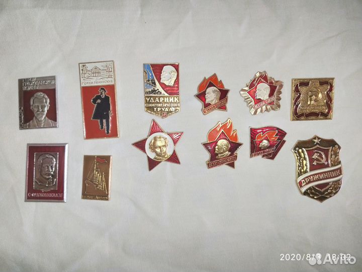 Значки лот тематика Коммунизм Комсомол