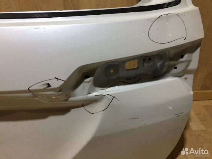 Крышка багажника Toyota