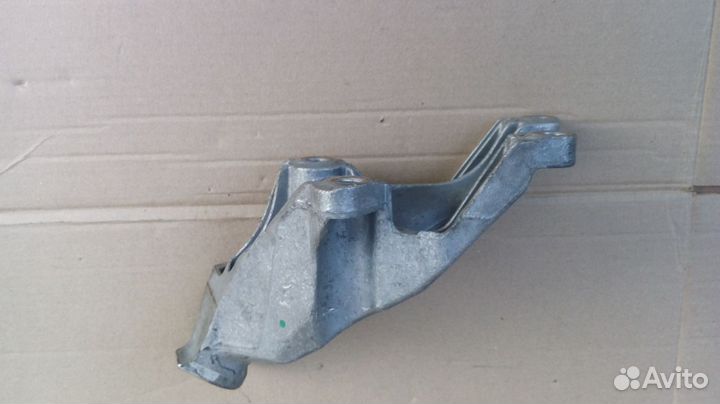 Опора двигателя левая Audi