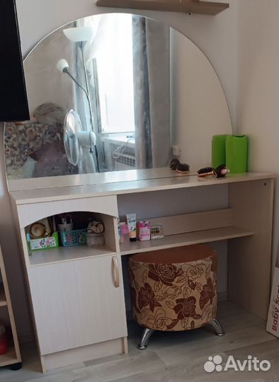 Туалетный столик с зеркалом