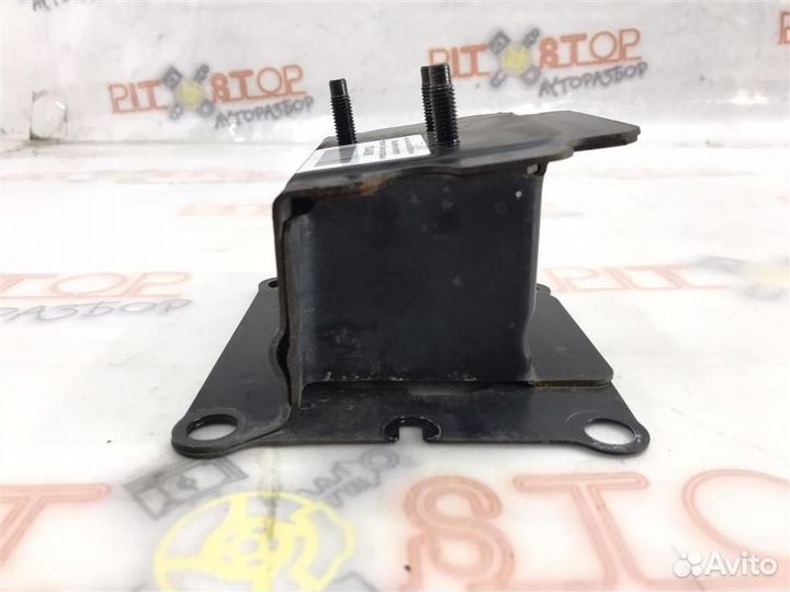 Кронштейн усилителя переденго бампера правый Niss