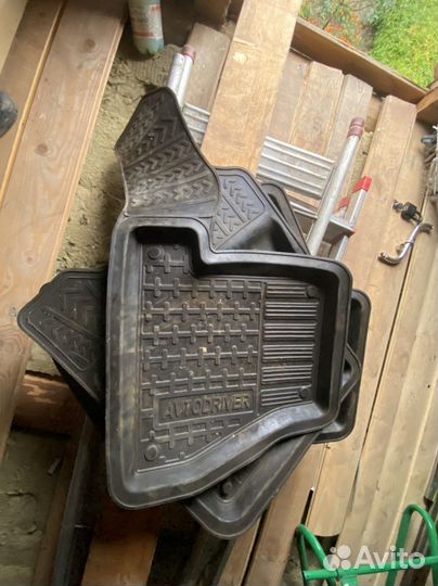 Резиновые коврики в авто