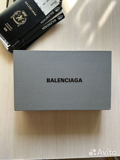 Balenciaga pasport