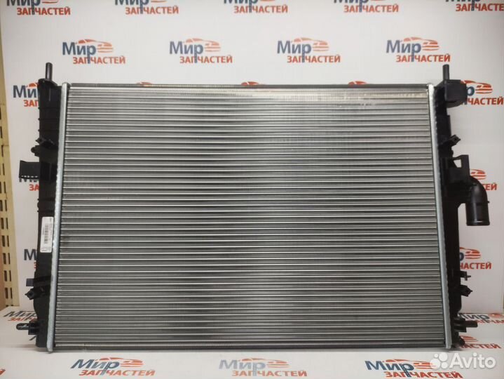 Радиатор охлаждения двигателя Renault Duster
