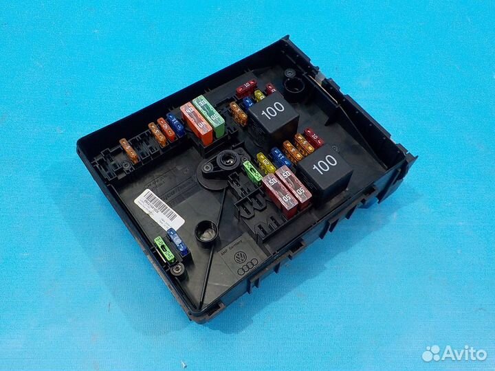 Блок предохранителей под капотом skoda Octavia A5