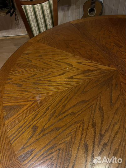 Деревянный стол и стулья