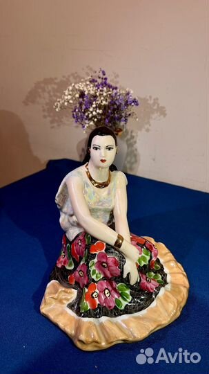 Фарфоровая статуэтка цыганка