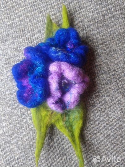 Брошь из шерсти