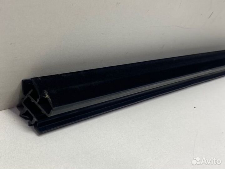 Уплотнитель стекла двери задний правый Toyota