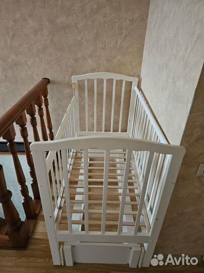 Детская кроватка с маятником