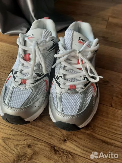 Кроссовки женские 36 размер