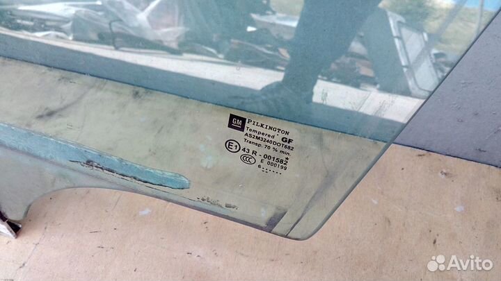 Стекло двери левое на Опель Астра Н GTC 3Д