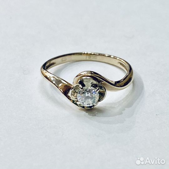 Золотое кольцо с камнем