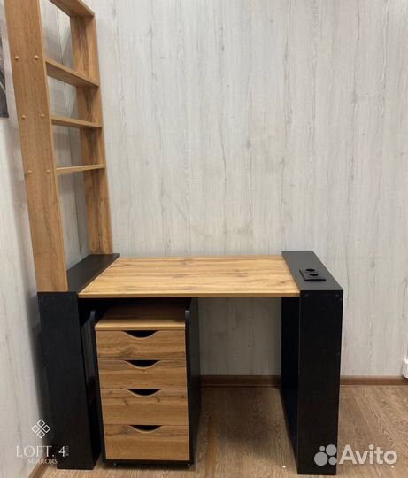 Маникюрный стол