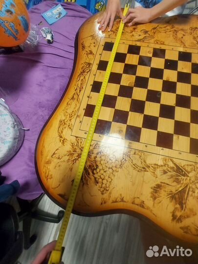 Шахматный стол и фигуры