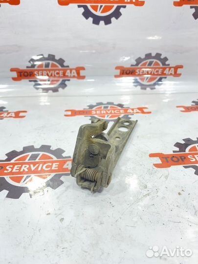 Петля двери задняя Toyota Granvia KCH16W 1KZ-TE