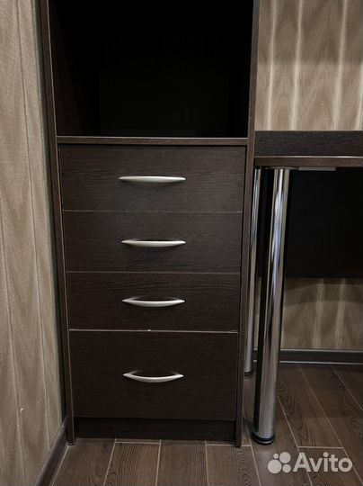 Компьютерный стол и библиотека