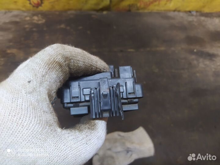 Блок предохранителей Mitsubishi Pajero 2