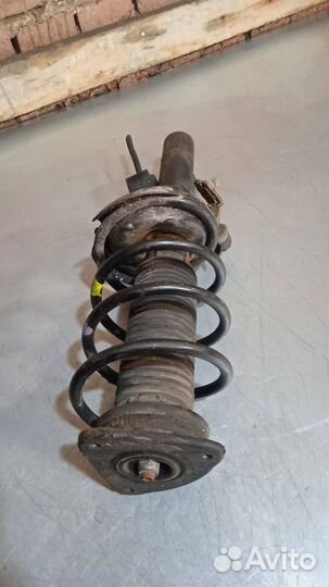 Стойка амортизатора передняя правая Mazda 3 BK